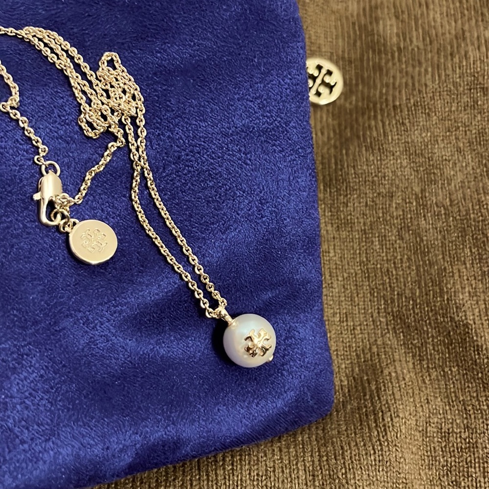 Tory Burch pearl pendant (gold metal)
